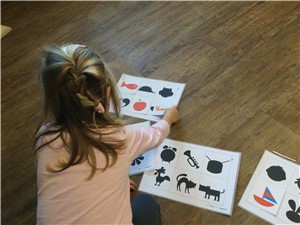 Pracovní listy se stíny zvířátek: Mezi dětmi oblíbené úkoly patří přiřazování barevného obrázku k stínu. 